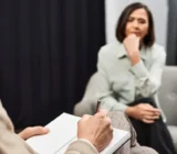 Psicanalista brasileiro - Cláudio Akimoto - Psicanalista Online: entenda aqui o papel da terapia psicanalítica online e seus benefícios!