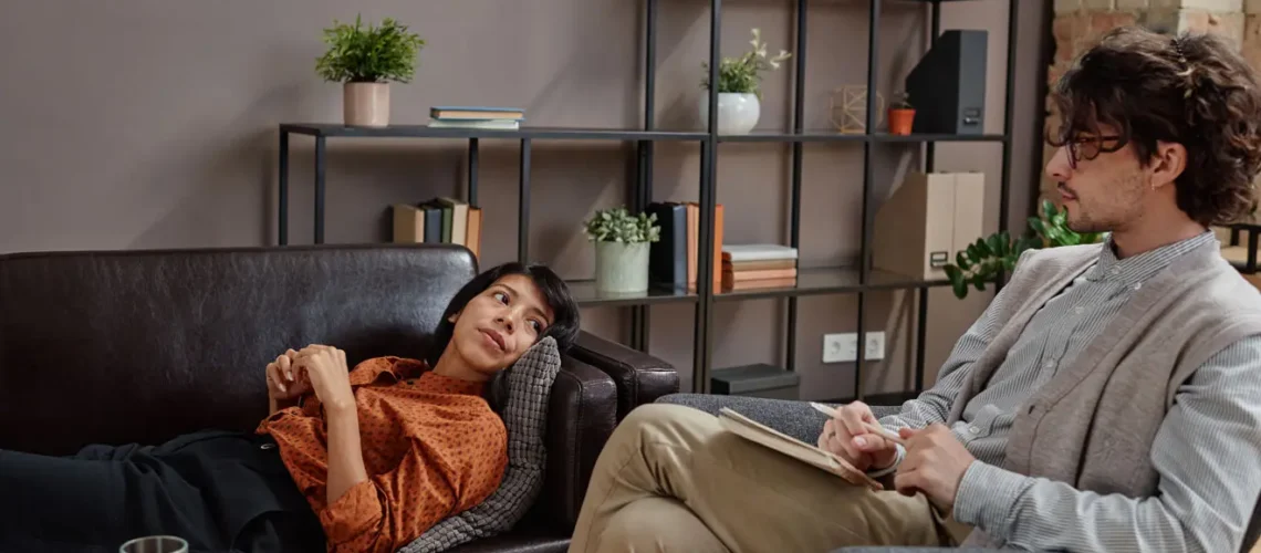 Diferença entre terapia e psicanálise - Cláudio Akimoto: tire todas as suas dúvidas sobre o que é terpia e o que é psicanálise, veja este post