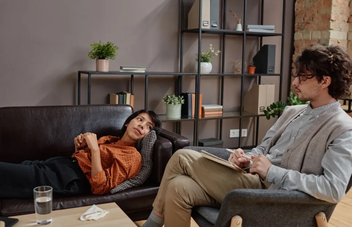 Diferença entre terapia e psicanálise - Cláudio Akimoto: tire todas as suas dúvidas sobre o que é terpia e o que é psicanálise, veja este post