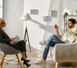 Sessão Psicanálise - Cláudio Akimoto: entenda como funciona uma sessão de terapia psicanalítica, tire suas dúvidas neste artigo!