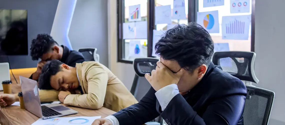 Ansiedade no trabalho - Cláudio Akimoto - Psicanálise: entenda o que é a exaustão emocional e como criar estratégias de enfrentamento!