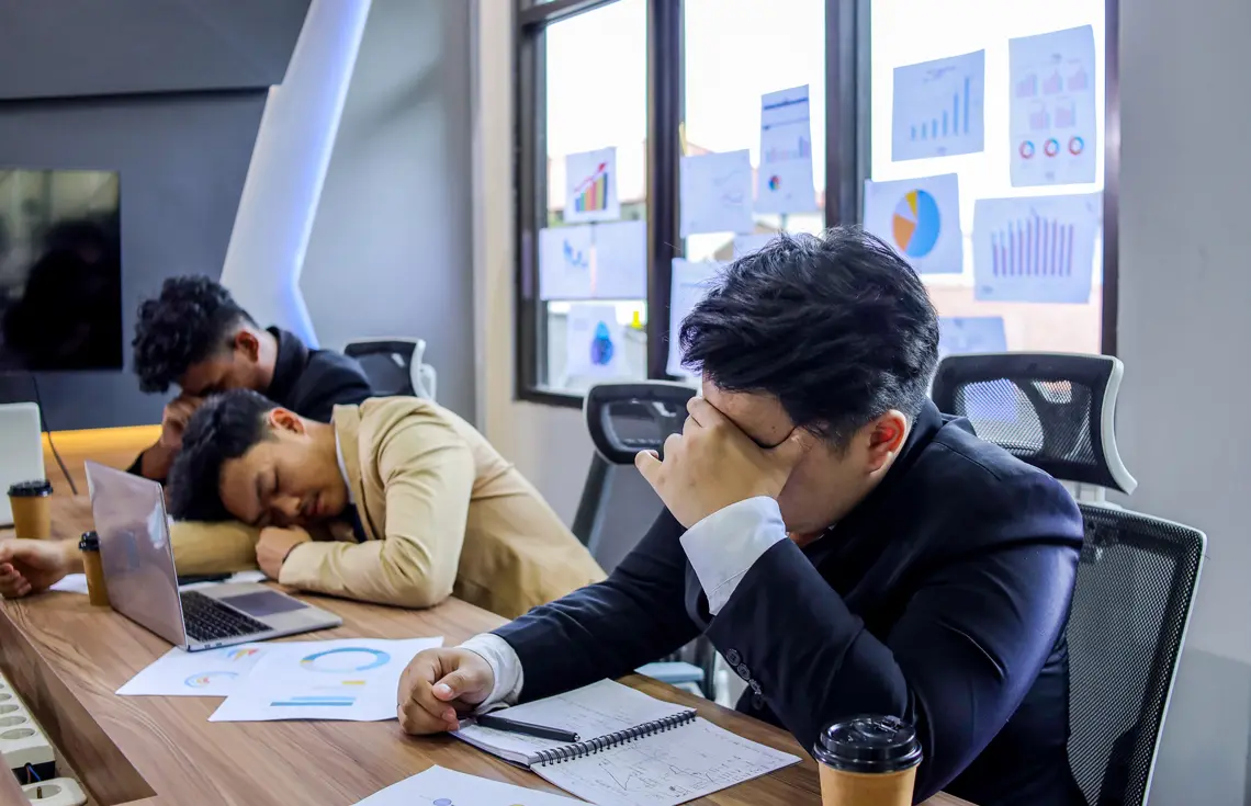 Ansiedade no trabalho - Cláudio Akimoto - Psicanálise: entenda o que é a exaustão emocional e como criar estratégias de enfrentamento!